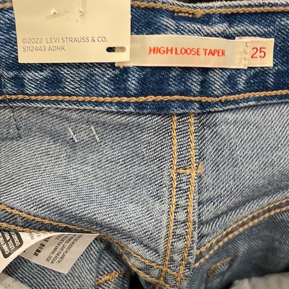 NWT Levi's Super High Rise  Loose Taper Jean in size 25 - Picture 8 of 10